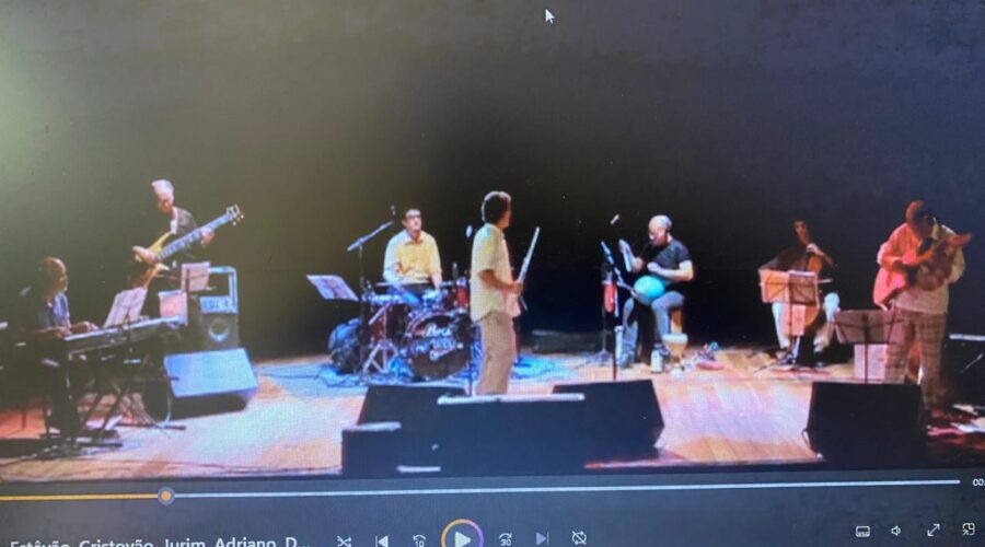 Em Música: Estêvão Couto Teixeira - Flautas e Percussão, Cristovão da Silva Bastos Filho - Piano, Jurim Francisco Leal Moreira - Bateria, Adriano Jorge Giffoni de Lima - Baixo, Bilinho - Domingos Couto Teixeira - Violão, Marcos Suzano - Percussão, Alexandre Carvalho - Guitarra, João Bustamante Teixeira - Violoncelo, Bruno Mancini Teixeira - Flauta. Músicas: 1. Abertura - Solo Improviso - Flauta em Sol 2. Buena Vista Juiz de Fora - Estêvão Teixeira 3. Colônia de São Firmino - Estêvão Teixeira 4. O Bem e o Mal - Danilo Caymmi e Dudu falcão 5. Lembranças de Murilo Mendes - Estêvão Teixeira 6. Floresta - Tema do Dia - Estêvão Teixeira 7. Na Passagem - Estêvão Teixeira 8. Terra de David - Estêvão Teixeira 9. Vera Cruz - Milton Nascimento e Márcio Borges 10. Folia no Morro da Boiada - Estêvão Teixeira Ficha Técnica: Video: Direção e Edição: Xanxão - Alexandre Alvarenga Imagens: Leonardo Gonçalves Teixeira, Xanxão, Rafael Sid, Vanderley Nazareth Automação: Leo Teixeira Som e Luz: Rafael Gustavo Loschi Gravação de Áudio e Mixagem: Kiko - Ricardo Rezende (Nave Studio) Registro Fotográfico: Marina Costa e Eliane Gomes (Olho de Peixe Fotografia) Criação e Arte Gráfica: João Paulo Lopes e ThaisVandanezi (Migra Estúdio) Revisão: Ronaldo Polito Finalização: Lara Werner Produção: Estêvão Teixeira Agradecimentos: Lenise, Guto, Marina, Eliane, Gustavo, Liliam, Bruno, Heitor, Kiko, Marcelão, Xanxão, Netinho, Lara, Léo, João e Thais Às minhas Irmãs: Cida, Ana, Luzia e meu Cunhado Kepha Aos Apoios de: José Cirino Ribeiro, Clínica de Olhos Sotto Maior e Jornal Tribuna de Minas Ao Casal Lenise Boni Gonçalves e Cleber Maurício Gonçalves, Fausto e Rafael (Max Pão), Toninho (Imperial Hotel), Susana Neves e Edgar Teatro Solar) Patrocínio: UFJF - Universidade Federal de Juiz de Fora Côrtes Villela - Medicina Laboratorial U&M - Mineração e Construção S/A Teatro Solar, Bairro Centro, Juiz de Fora, Minas Gerais/MG, Brasil. Capoeira Mestre Polêmico - Professor Doutor João Couto Teixeira. 6,59 GB. Sexta-feira, 23 de Dezembro de 2011. HD 1080p. MOV. Universidade Livre de Estudos Culturais da Capoeira - Universidade da Capoeira - UNICAPOEIRA, Instituto de Educação Socioambiental - IESAMBI, Associação de Capoeira - ASCA e Grupo de Capoeira MEIA LUA - Fundado Terça-feira, 29 de Maio de 1962. Orquestra Harmônica de Berimbaus. http://universidadedacapoeira.com/ Seja membro deste canal e ganhe benefícios: https://www.youtube.com/channel/UCE6HrA5Y_VZ4-hgw8FG13aw/join PIX - polemico72@hotmail.com