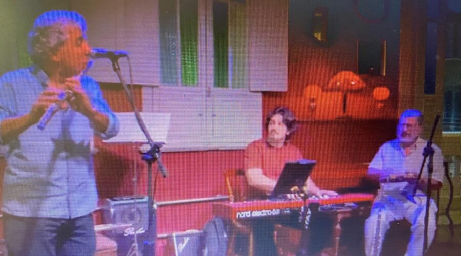 Estêvão Couto Teixeira - Flauta, Luiz Henrique - Piano e Mestre Polêmico - Pandeiro. Madame Geváh, Rua Marechal Deodoro, Número 280, Bairro Centro, Juiz de Fora, Minas Gerais/MG, Brasil. Registro de Capoeira Mestre Polêmico - Professor Doutor João Couto Teixeira. IMG_0667/8. 1,98 GB. 17h00. Sábado, 25 de Outubro de 2025. HD 1080p. MOV. Universidade Livre de Estudos Culturais da Capoeira - Universidade da Capoeira - UNICAPOEIRA, Instituto de Educação Socioambiental - IESAMBI, Associação de Capoeira - ASCA e Grupo de Capoeira MEIA LUA - Fundado Terça-feira, 29 de Maio de 1962. http://universidadedacapoeira.com/ Seja membro deste canal e ganhe benefícios: https://www.youtube.com/channel/UCE6HrA5Y_VZ4-hgw8FG13aw/join PIX - polemico72@hotmail.com