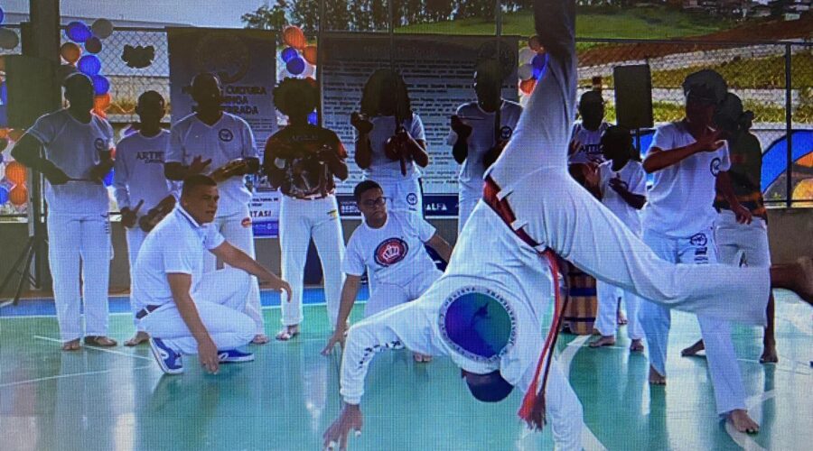 Mestre Kakinho - Gilson Aparecido de Oliveira, Instrutor Molequinho, Graduada Moreninha e Convidados: Festa Cultura da Ginga na Quebrada - Associação Cultural de Capoeira Família Ginga na Veia. Escola Estadual Ana Salles, Rua Martins Barbosa, Número 01, Bairro Benfica, Juiz de Fora, Minas Gerais/MG, Brasil. Registro de Capoeira Mestre Polêmico - Professor Doutor João Couto Teixeira. IMG_0685. 24,31 GB. 09h13. Sábado, 15 de Novembro de 2025. HD 1080p. Universidade Livre de Estudos Culturais da Capoeira - Universidade da Capoeira - UNICAPOEIRA, Instituto de Educação Socioambiental - IESAMBI, Associação de Capoeira - ASCA e Grupo de Capoeira MEIA LUA - Fundado Terça-feira, 29 de Maio de 1962. Orquestra Harmônica de Berimbaus. http://universidadedacapoeira.com/ Seja membro deste canal e ganhe benefícios: https://www.youtube.com/channel/UCE6HrA5Y_VZ4-hgw8FG13aw/join PIX - polemico72@hotmail.com